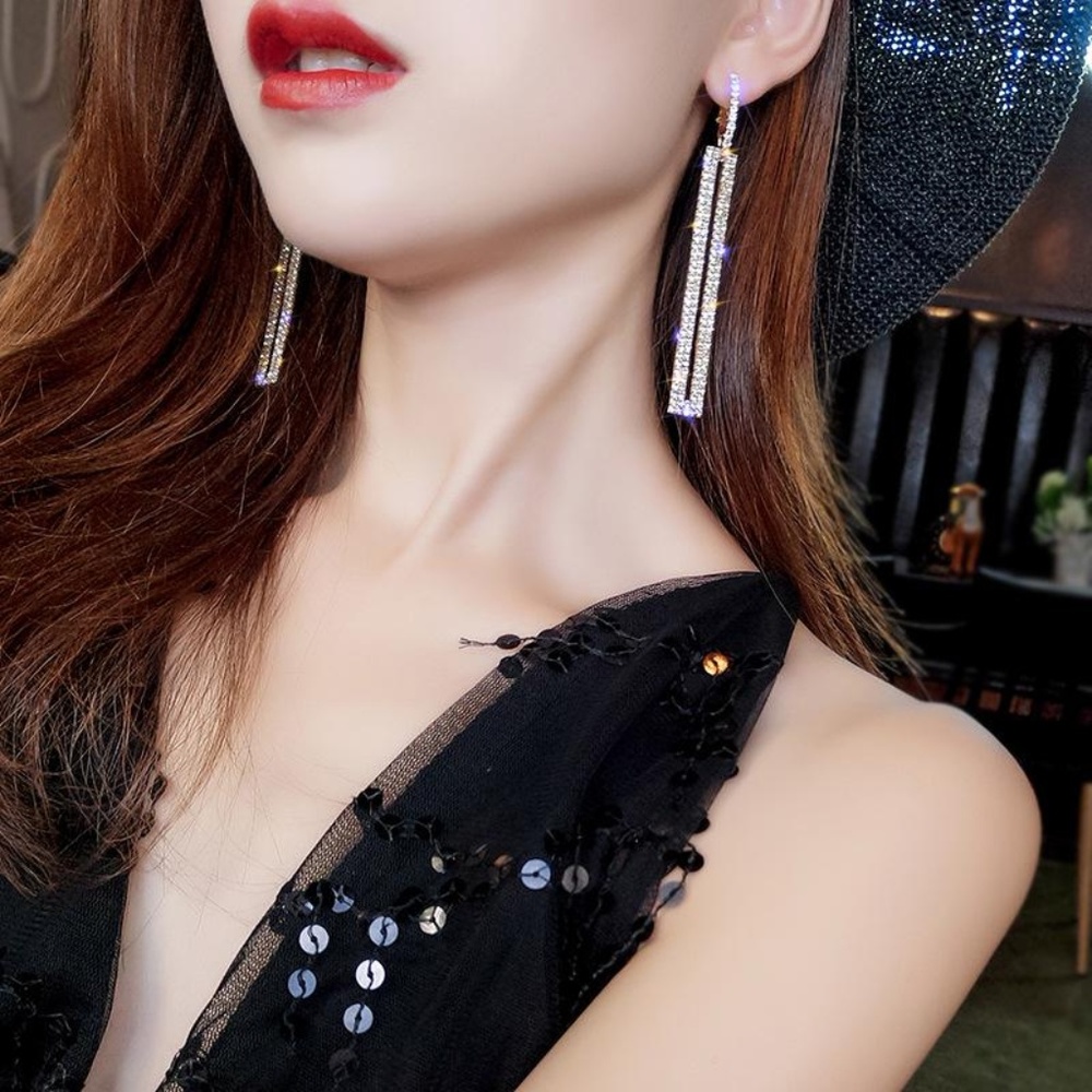 NWT Gold Rhinestone Earring - Picture 3 of 4